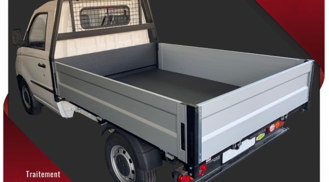 Véhicule utilitaire Piaggio Porter traitement du plancher de la benne en Bullet Liner noir