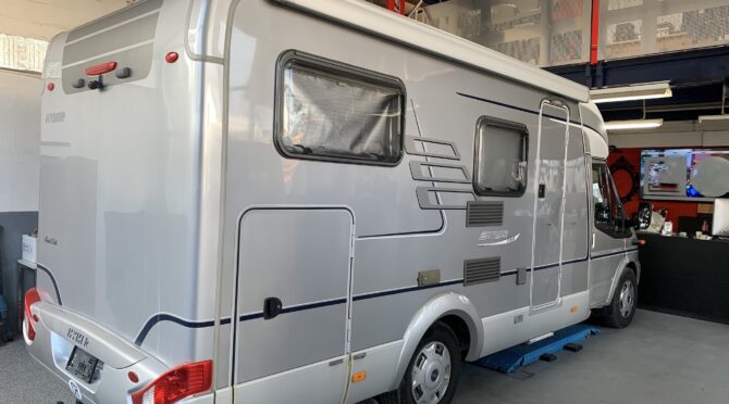 Traitement Toit grêlé réparé camping car Ford Hymer en Bullet Liner gris