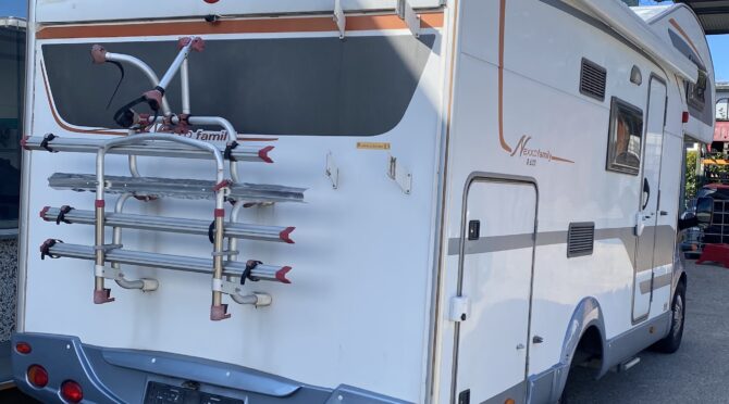 Traitement Toit grêlé réparé camping car Ford Nexxo en Bullet Liner gris